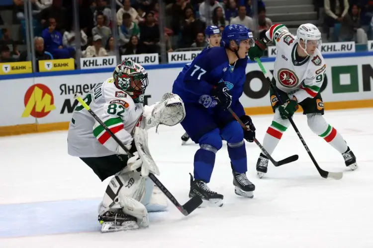 "Барыс" уступил "Ак Барсу"