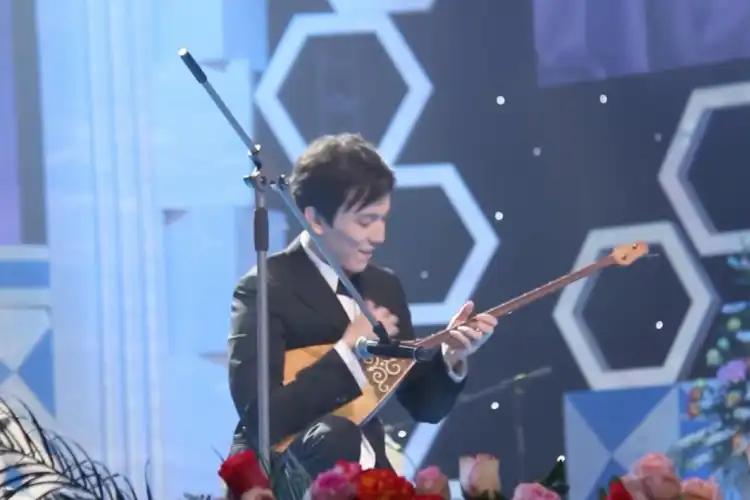 Как Димаш сыграл на домбре и сорвал овации