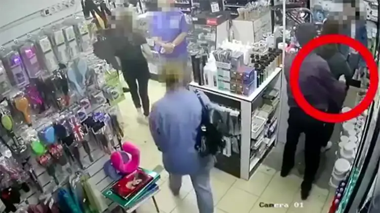 В Нур-Султане карманник украл на iPhone и "попал" на камеру