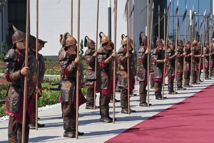 Президентов Казахстана и Кыргызстана приветствовали древние воины