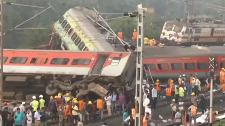 Катастрофа в Одише - свыше 230 человек погибли при крушении поездов