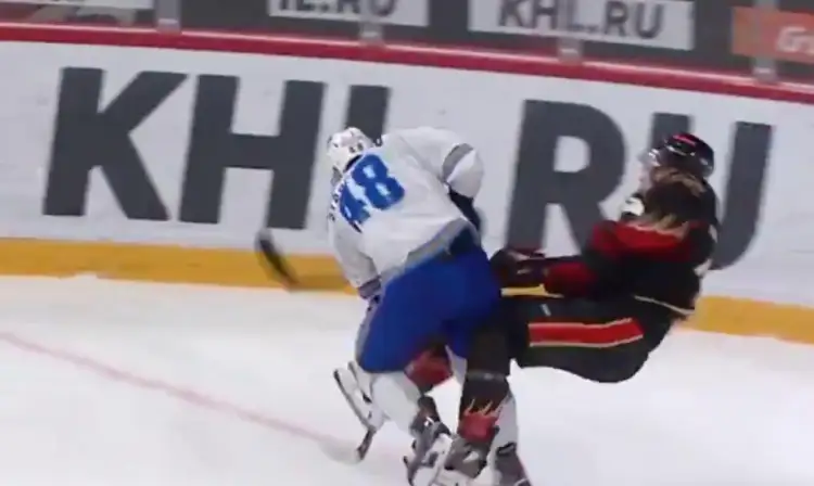 Жёсткий силовой приём Старченко против Покка в матче Авангард-Барыс