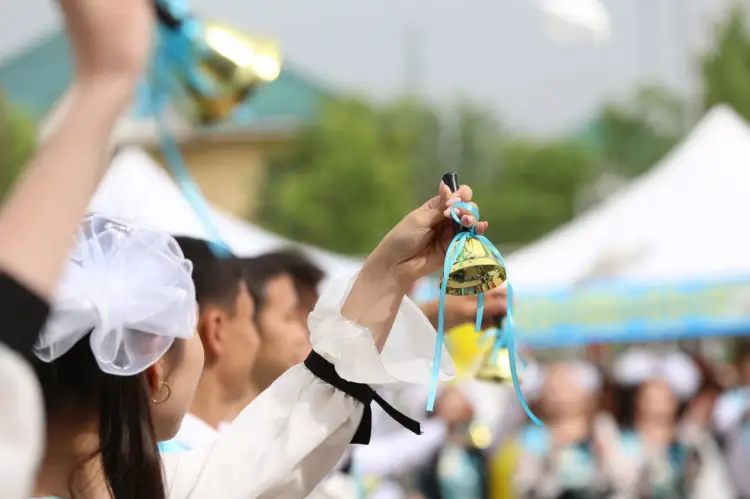 В школах Казахстана завершился учебный год