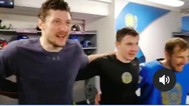 "Вы - красавцы": как Михайлис поздравил игроков в раздевалке - видео
