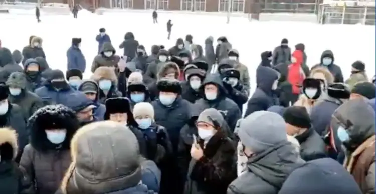 Видео: в Кокшетау горожане протестовали против вакцинации и закона о семейно-бытовом насилии