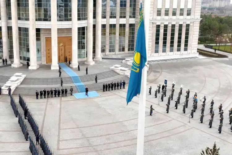 Президент Казахстана принял участие в церемонии поднятия Государственного флага