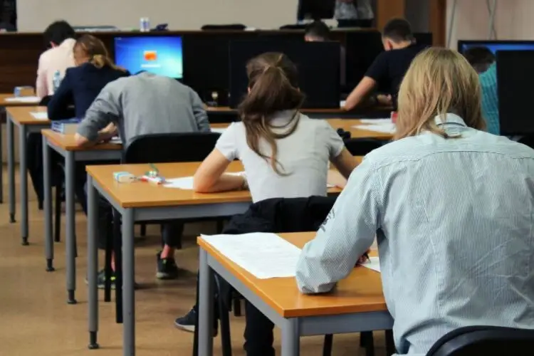 Глава МОН пояснил правила обучения школьников в третьей четверти