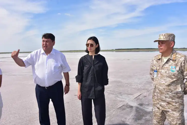 Министр Сулейменова убедилась  - стихийная добыча соли на озере в Павлодарской области продолжается