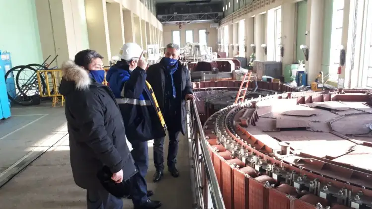 Азат Перуашев встретился с рабочими УМЗ и ГЭС