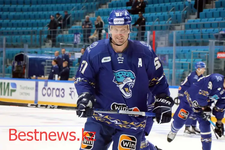 Защитник "Барыса" получил травму