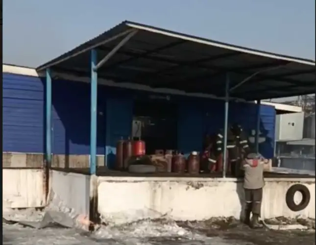 В Караганде пожарные с риском для жизни вынесли 66 газбаллонов с места ЧП