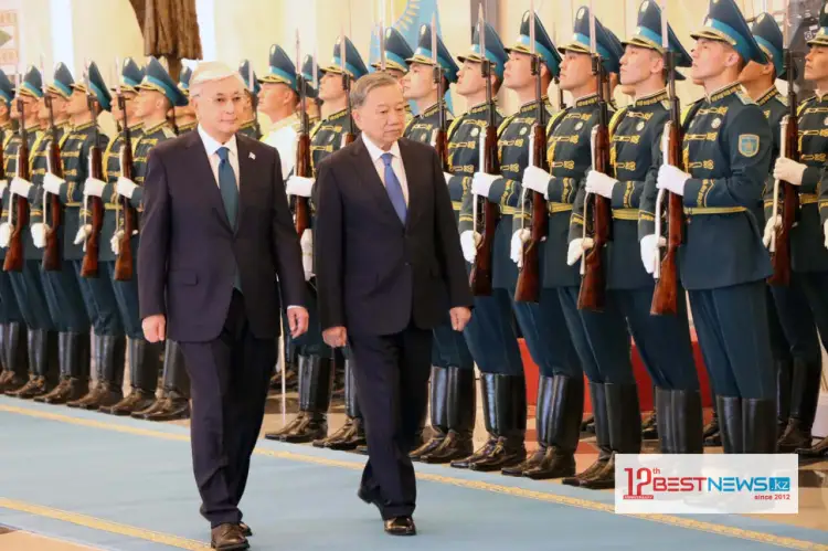 Президент Казахстана встретил То Лама в Акорде