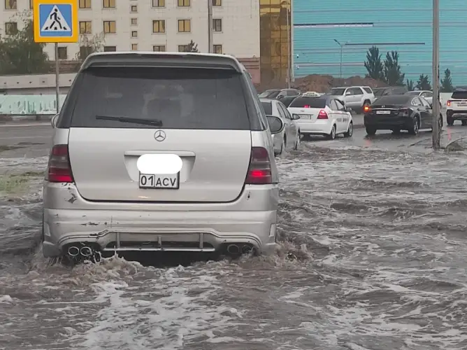 В Астане впервые уволили чиновника после потопа на улицах