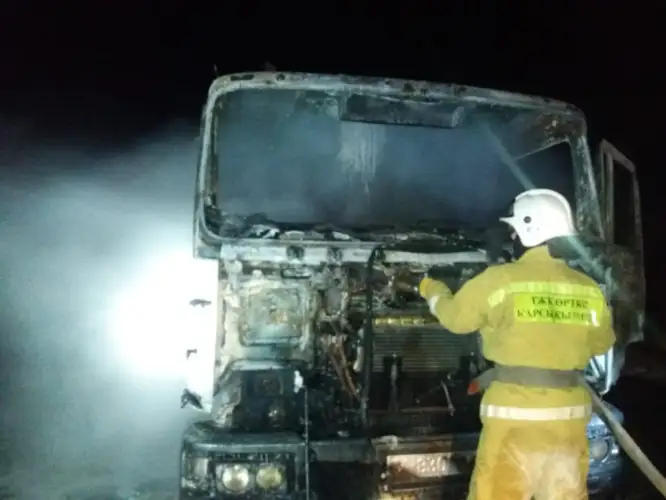 На трассе Кызылорда – Жезказган горел «Камаз» с пропаном