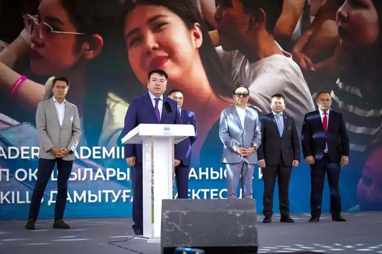 Министр просвещения поздравил казахстанских школьников