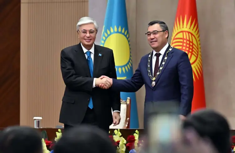 «Знак особого уважения»: Президент Казахстана наградил главу Кыргызстана орденом «Алтын Қыран»