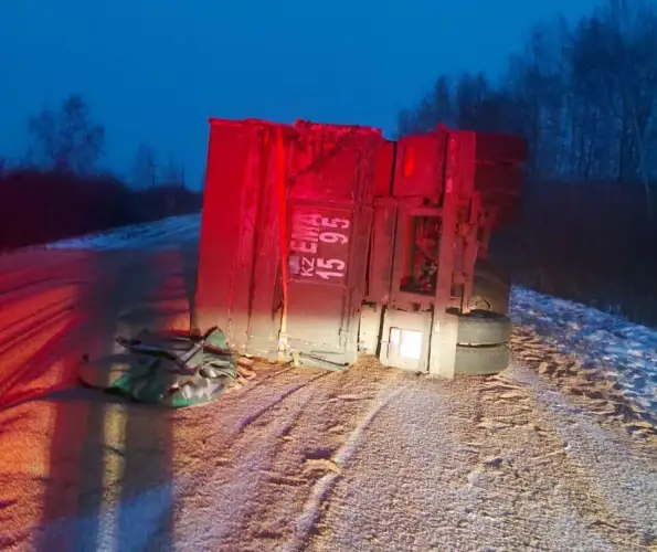 На трассе в СКО опрокинулся прицеп с ячменем