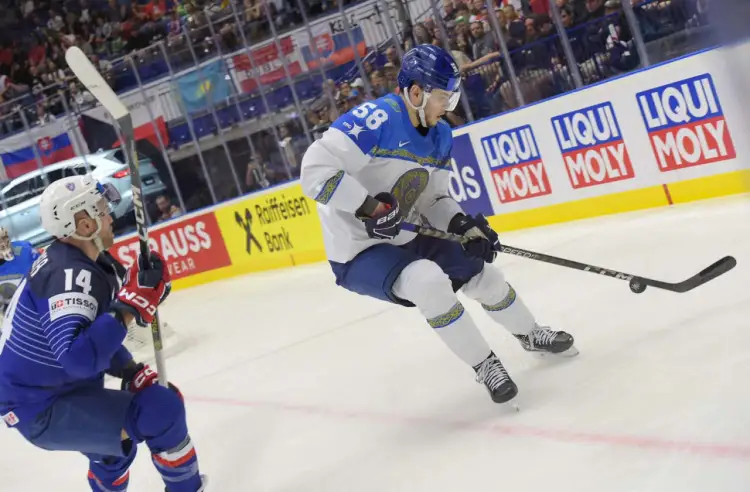 Первыми пропустили, но отыгрались: сборная Казахстана начала с победы на ЧМ по хоккею