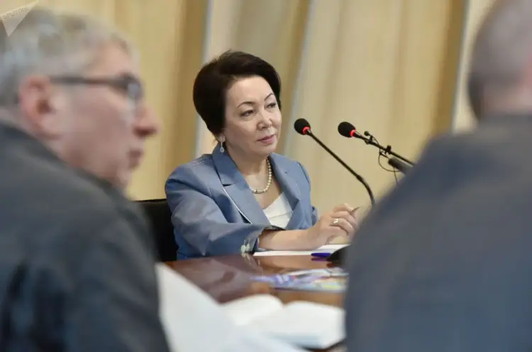 Запрос Дании Еспаевой: «Официантки должны драться с мужиками?...»