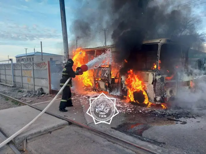 В Жамбылской области потушили горевший автобус