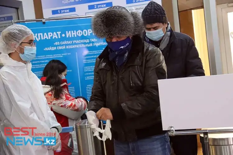 Начинают с перчаток: как проходит голосование в Нур-Султане
