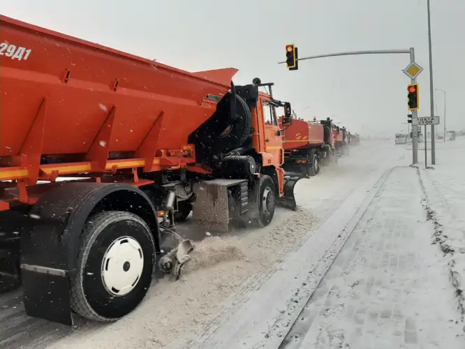 В столице 2000 дорожных рабочих убирают снег