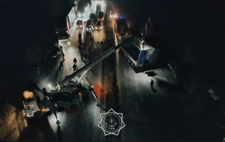 В Актобе опрокинулся большегруз