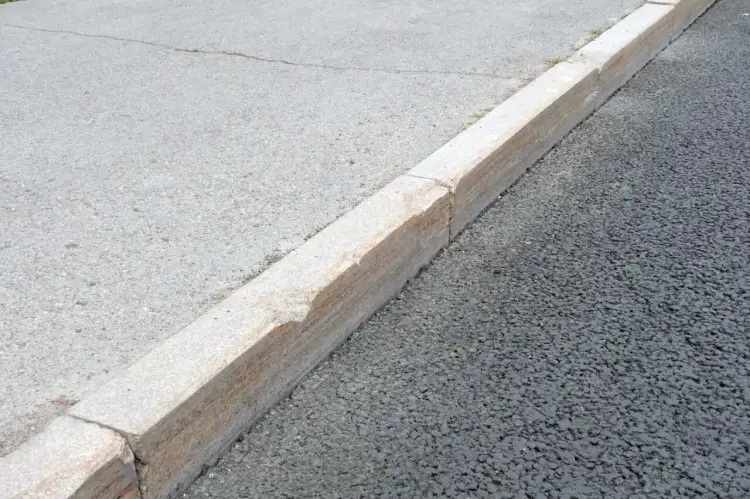 Акимат обратился к жителям Алматы в связи с заменой бордюров