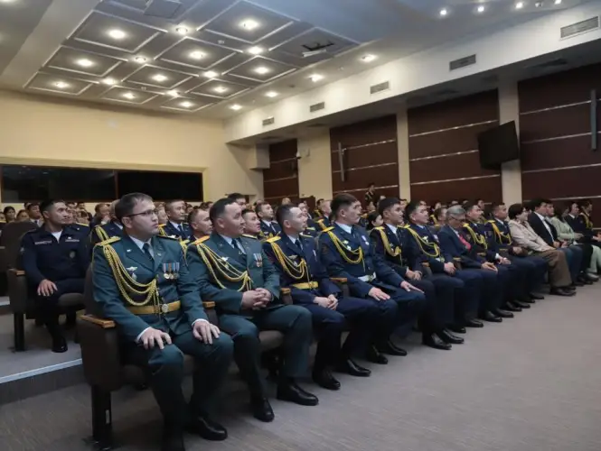 Министр по ЧС РК Чингис АРинов вручил госнаграды спасателям