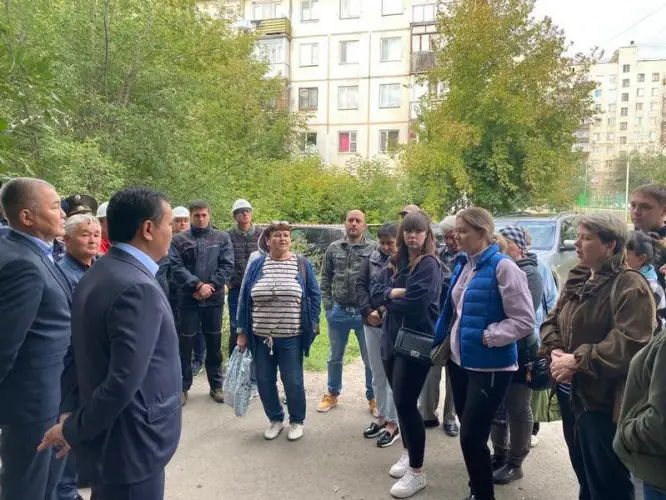 Женис Касымбек встретился с темиртаусцами после взрыва в жилом доме