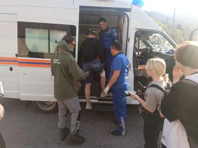 Спасатели эвакуировали травмированного подростка из Мало-Алматинского ущелья