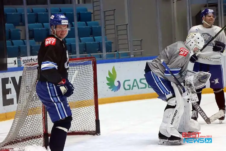 Старченко улыбался, Михайлис пасовал - фото с открытой тренировки "Барыса"
