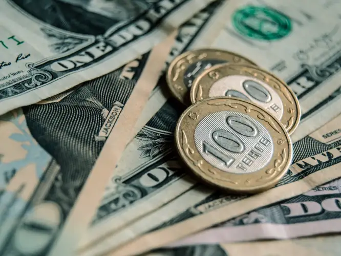 Доллар спустился к отметке 523 тенге на торгах