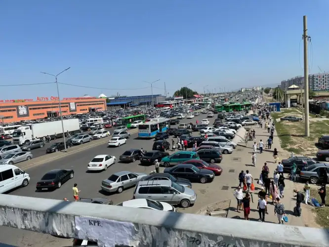 Токаев поручил навести порядок на рынке «Алтын орда» в Алматы