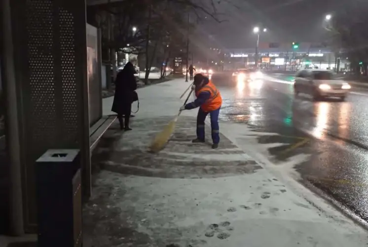В Алматы начался снегопад, ведется уборка улиц
