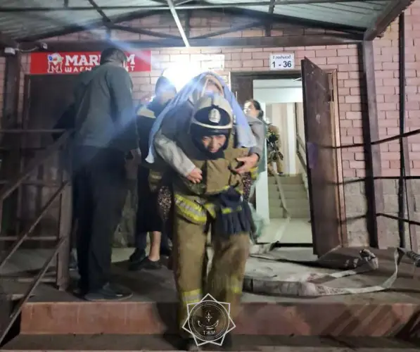 После загорания автошины в Атырау эвакуировали 45 человек