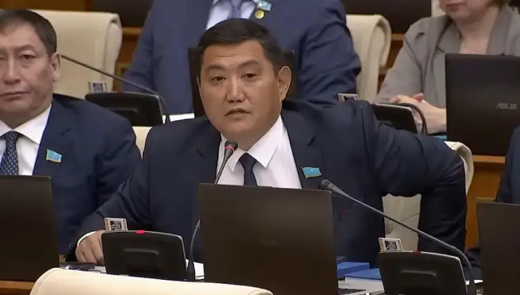 Мажилисмен Базарбек предложил ужесточить наказания для авиакомпаний в Казахстане