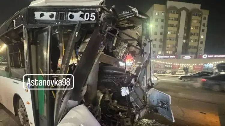 Астана: Автобус врезался в столб, одному из пассажиров сделали экстренную операцию
