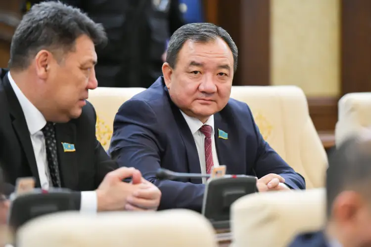 Депутат Хахазов: трудно быть оптимистом, читая заголовки СМИ РК