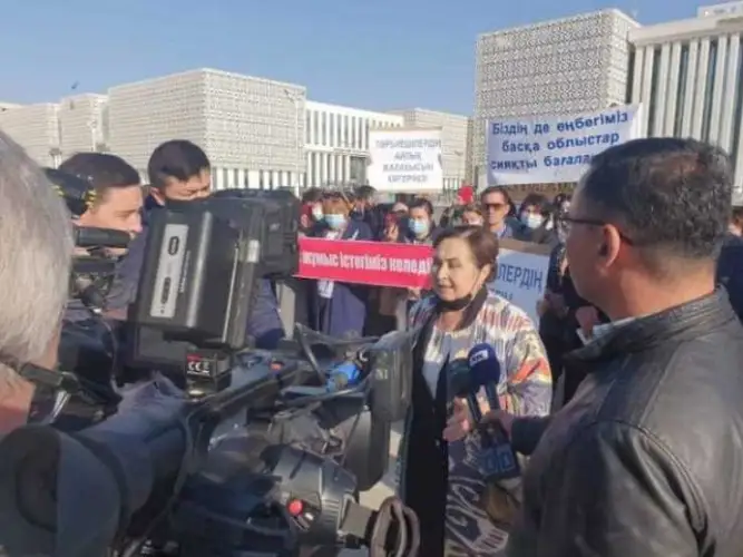 Работники детсадов устроили акцию протеста в Туркестане