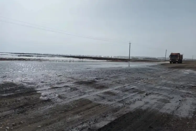 В 20 км от Шалкара произошел разлив талой воды на дороге
