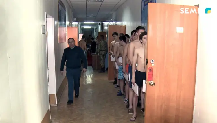 Мажилисмены рассказали, как здания военкоматов отпугивают призывников