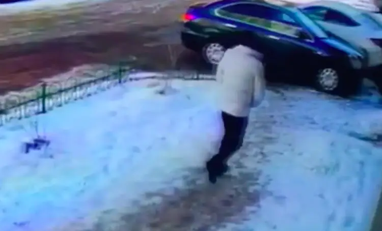 Житель Нур-Султана сбежал из кафе, не заплатив за еду и украв деньги официантки - видео