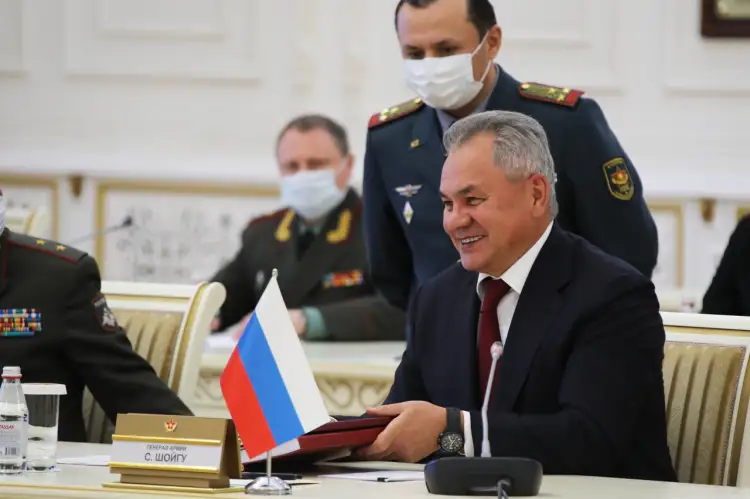 Шойгу был в «гражданке»: министра обороны России наградили орденом «Достық»