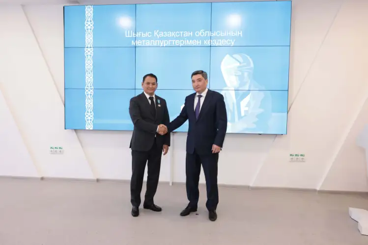 Олжас Бектенов вручил награды металлургам ВКО