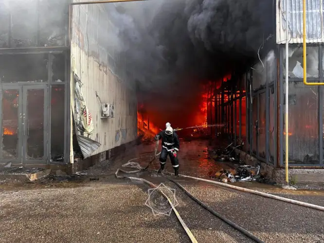 Крупный пожар на барахолке Алматы ликвидирован