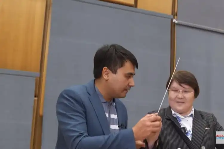 Главред Bestnews.kz Жанар Сердалина попробовала себя в качестве дирижера в театре "Астана Опера"