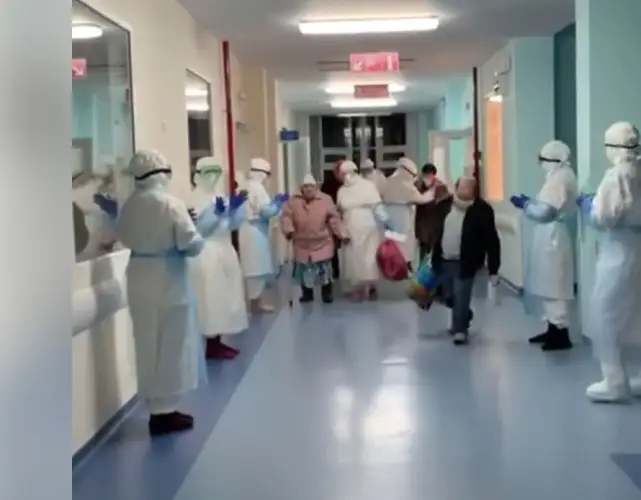 Аплодисменты на прощание: в Нур-Султане 93-летняя бабушка вылечилась от коронавируса