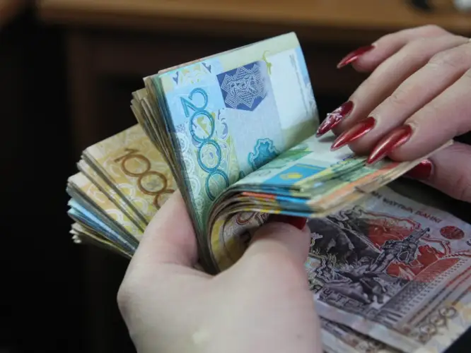 Казахстанцы досрочно сняли 1 трлн тенге из ЕНПФ