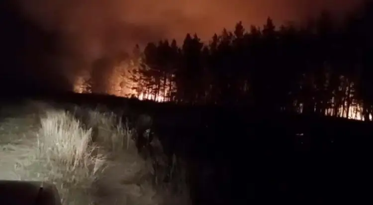 Пожары в Костанайской области: закрывается дорога, горят дома и нефтебаза – акимат